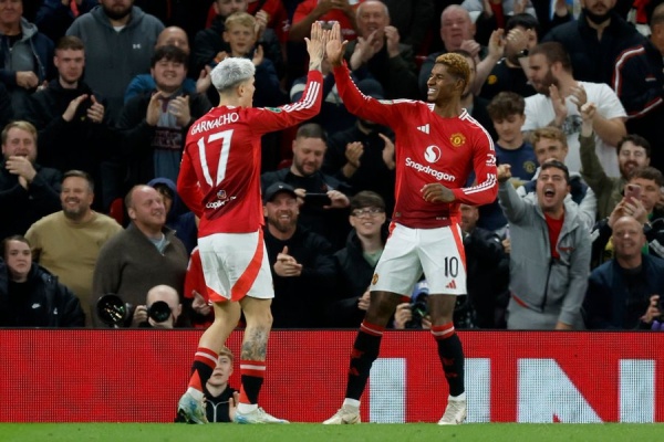 6 cú sút, 2 bàn thắng; tiền đạo Man United hóa hung thần trước Barnsley