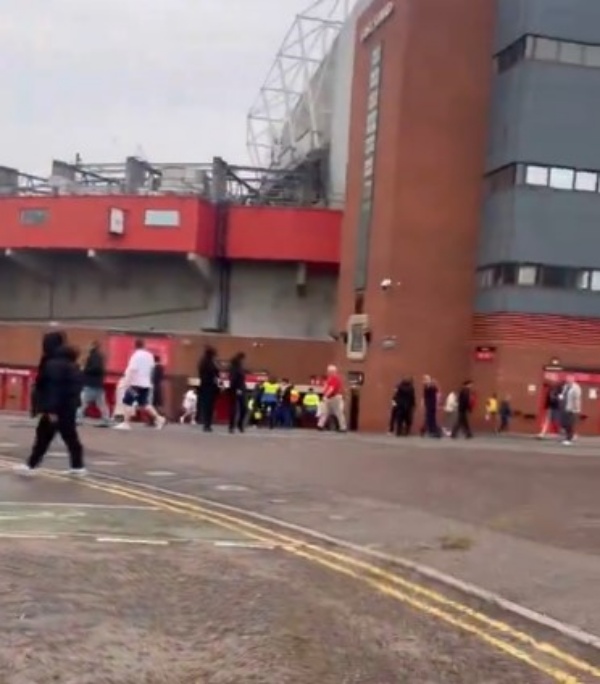 Ảnh bài viết Fan M.U không chịu đựng nổi sự xấu hổ ở Old Trafford