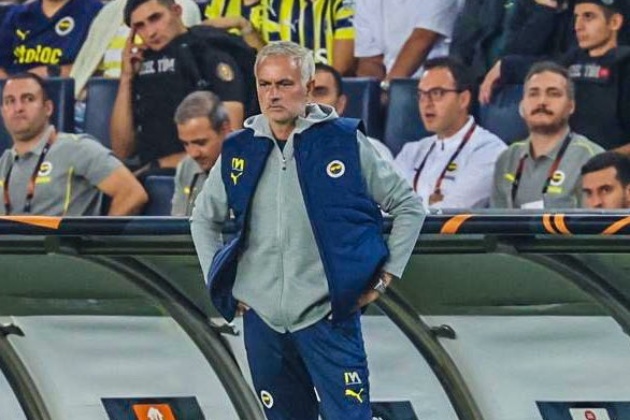 Thắng kịch tính, Mourinho lập kỷ lục vô tiền khoáng hậu