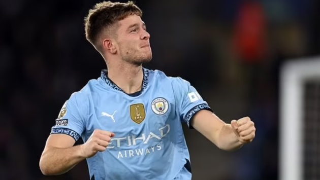 Xabi Alonso mê mẩn ngọc quý của Man City