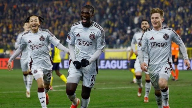 Thần đồng Ajax tỏa sáng; Kubo ghi siêu phẩm cho Sociedad