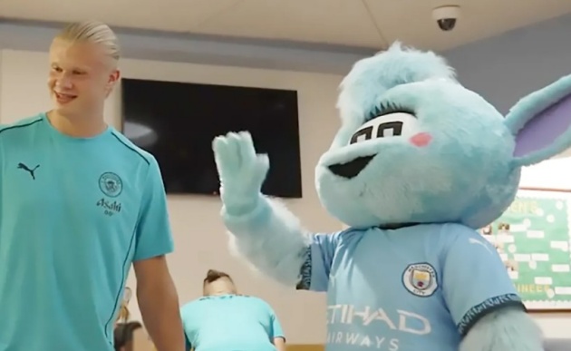 Haaland bị nữ nhân viên Man City tố cáo