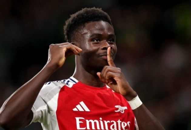 NÓNG! Saka tái xuất trong màu áo Arsenal