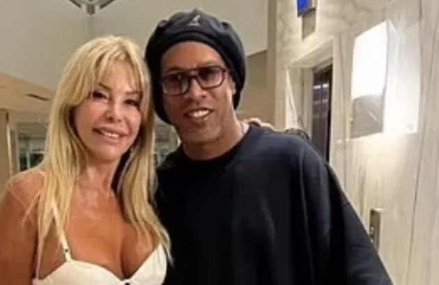 Người mẫu gợi cảm giúp Ronaldinho tránh thị phi
