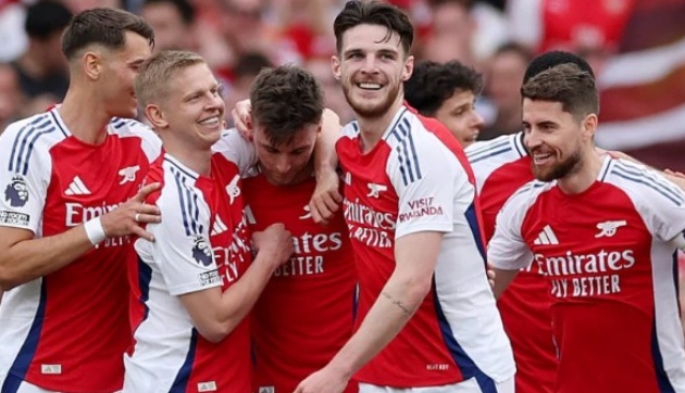 Neville chỉ rõ nguyên nhân khiến Arsenal tụt lại phía sau Liverpool