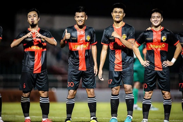 Kỳ lạ giải Hạng Nhất 2024/25