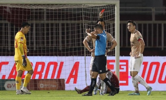 Ảnh bài viết CAHN làm căng với trọng tài; Rõ lý do Công Phượng chỉ đá 16 phút