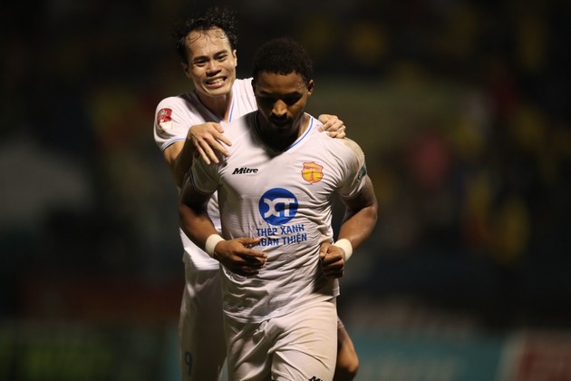 Ảnh bài viết Vòng 21 V-League: Nam Định đếm ngày nâng Cúp; HAGL run rẩy