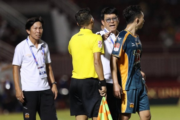 Ảnh bài viết HLV HAGL 'cứng họng' vì bị đáp trả; HLV Polking tuyên bố hùng hồn về CAHN