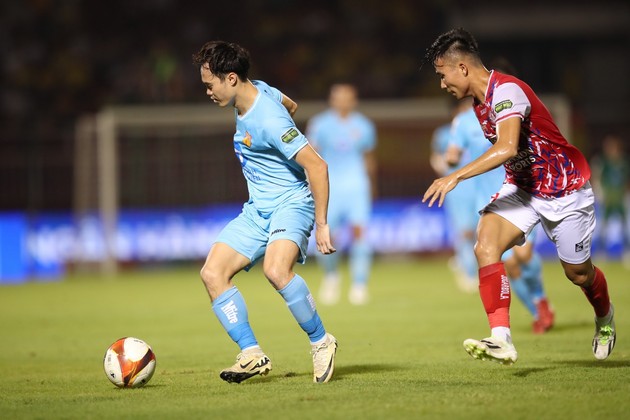 Ảnh bài viết Văn Toàn vô duyên, Patrik Lê Giang quá xuất sắc, Nam Định tự bắn vào chân mình