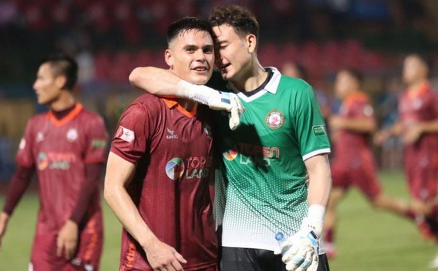 Ảnh bài viết Ngoại binh hát quốc ca, sẵn sàng nhập tịch Việt Nam; Nhân tố Việt kiều chia tay Bình Định