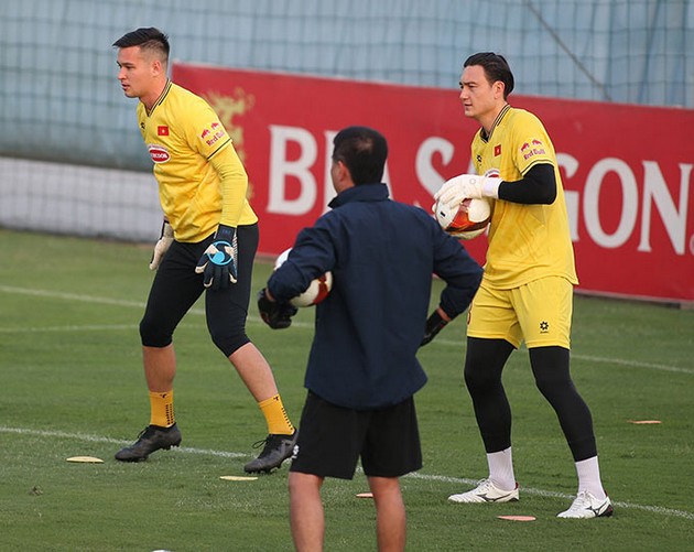 Ảnh bài viết Văn Lâm 'giương cờ trắng' trước Nguyễn Filip