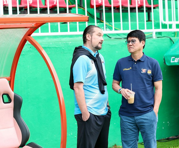 Ảnh bài viết Nghịch lý - Nhà vua chỉ mong trụ hạng, kẻ chật vật muốn làm ‘ngựa ô’