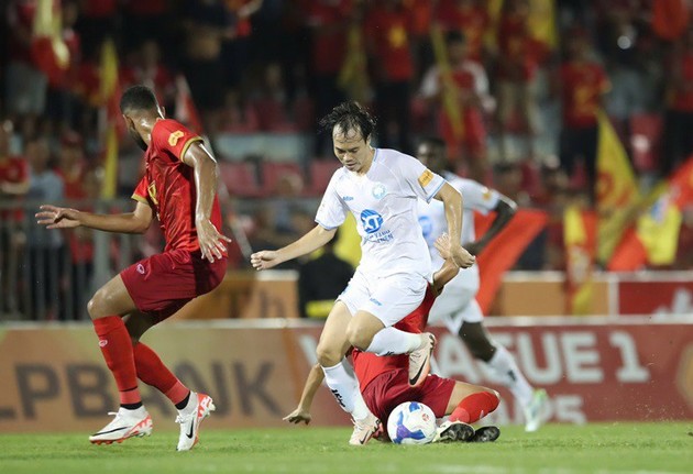 Ảnh bài viết Nhân tố Việt kiều mới toanh khiến Nam Định muối mặt; Tiến Linh giúp HLV Hoàng Anh Tuấn ra mắt như mơ