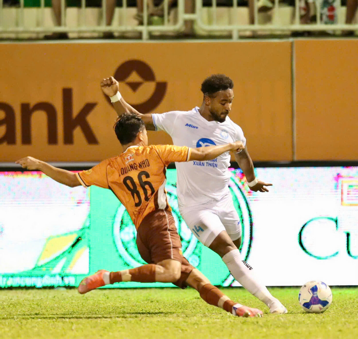 4 điều rút ra sau trận HAGL 0-0 Nam Định: Xứng danh ngựa ô; Xuân Son gặp hạn