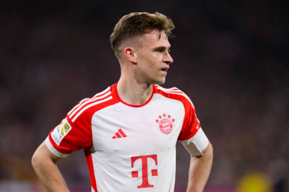 Kimmich nên đá tiền vệ hay hậu vệ phải?
