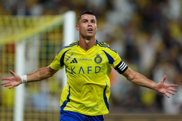 Chịu thay đổi, CR7 ngay lập tức ghi bàn từ một cú sút phạt