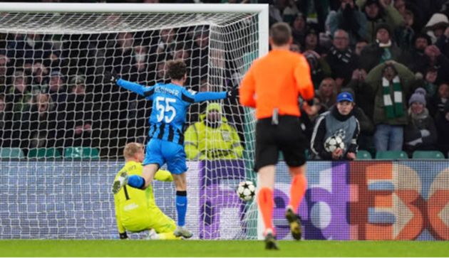 Tình huống phản lưới hiếm thấy ở trận Celtic vs Club Brugge