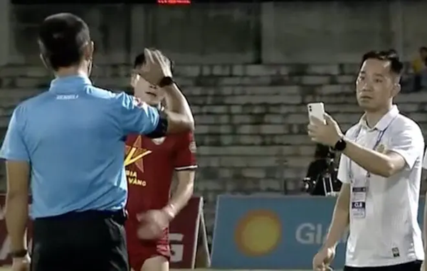 Ảnh bài viết Dùng điện thoại quay trọng tài, phó đoàn CAHN phạm luật?