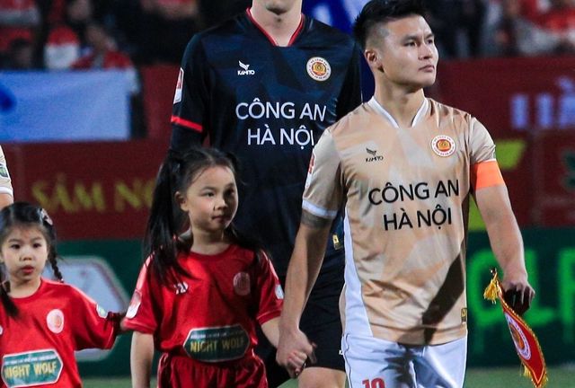 Ảnh bài viết Đồng ý ở lại CAHN, Quang Hải nhận số tiền lót tay khổng lồ