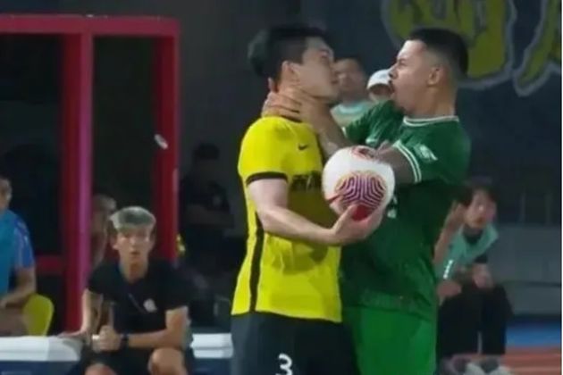 Hành động bóp cổ "gây chấn động" của cầu thủ Trung Quốc