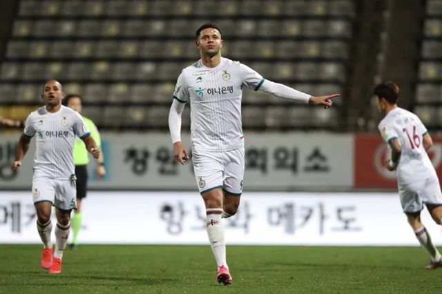 Ảnh bài viết HAGL chiêu mộ tiền đạo Brazil cao 1m97