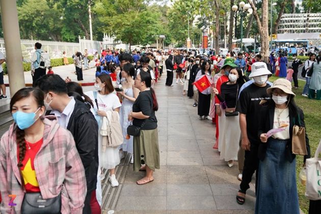 Dinh Độc Lập tấp nập khách tham quan trước thềm đại lễ