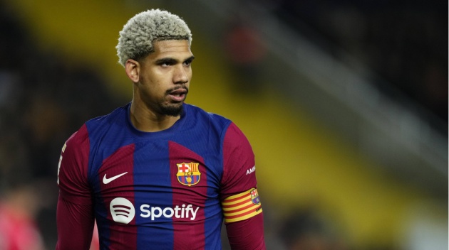 Ảnh bài viết Ai sẽ đá cặp với Araujo mùa tới ở Barca? 