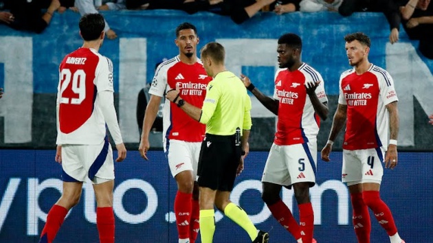 3 "điểm đen" trong trận hoà của Arsenal