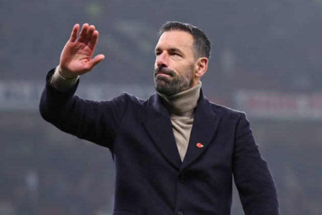 Hạ gục Leicester, Van Nistelrooy tạo thống kê khiến Ten Hag xấu hổ