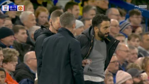 CĐV phì cười với lý do khiến VAR không hoạt động trận Ipswich và Man United 