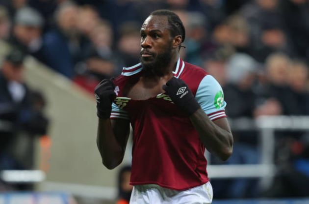 Sao West Ham gặp sự cố với áo đấu trong trận thắng Newcastle  