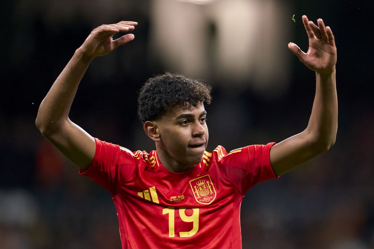 Thần đồng Barca đi vào lịch sử EURO