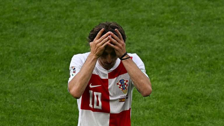 Thua Italia, Modric hé lộ tương lai với tuyển Croatia