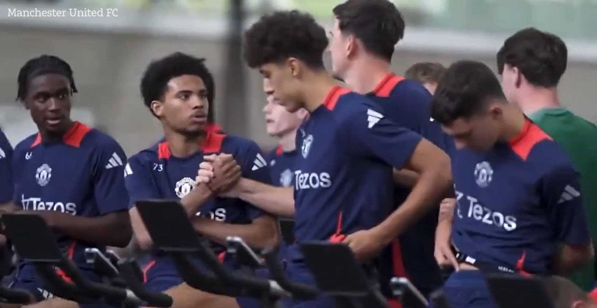 Ảnh bài viết CĐV Man United muốn Maguire trở lại làm đội trưởng sau hành động ấm áp 