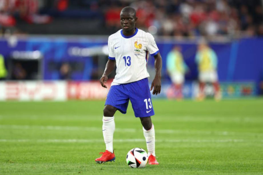 Huyền thoại khuyên Chelsea tái ngộ Kante