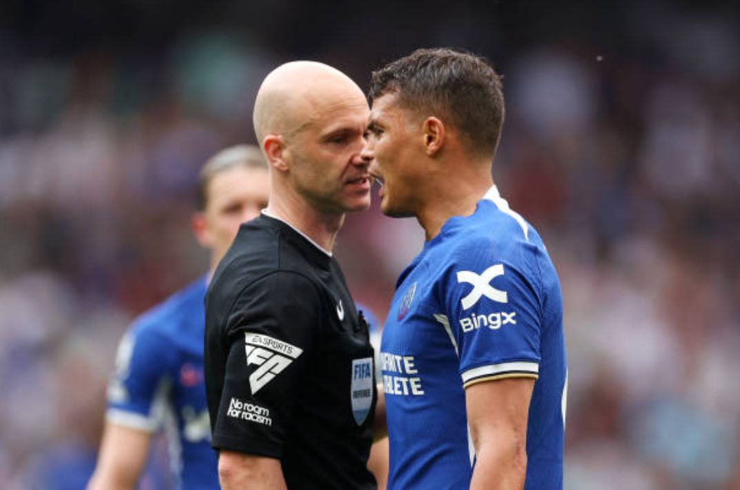 Chelsea thua trận, Silva một lần nữa réo tên trọng tài Taylor
