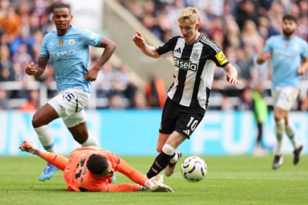 Ảnh bài viết Đốn ngã đối thủ, rõ lý do Ederson thoát thẻ đỏ trận Newcastle