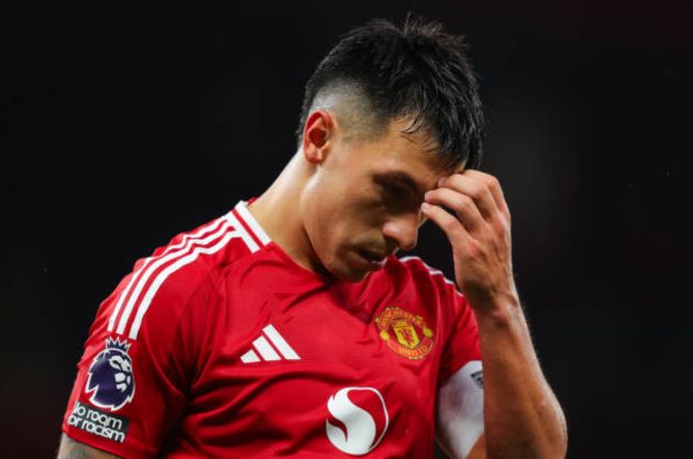 Hành động xót xa của Martinez giữa một Old Trafford đổ nát 