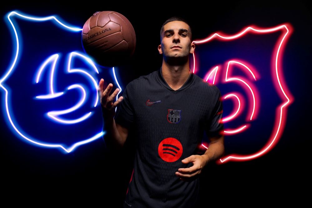 Barca gây choáng cho CĐV với mẫu áo đắt kỷ lục