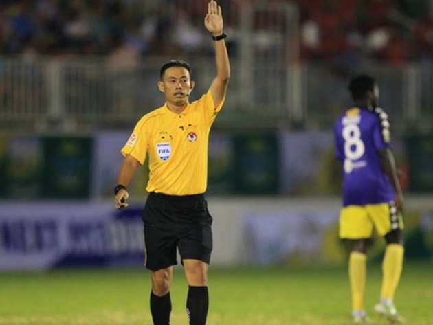 Trọng tài điều khiển trận HAGL gặp Hà Nội FC bị chê yếu bản lĩnh - Bóng Đá