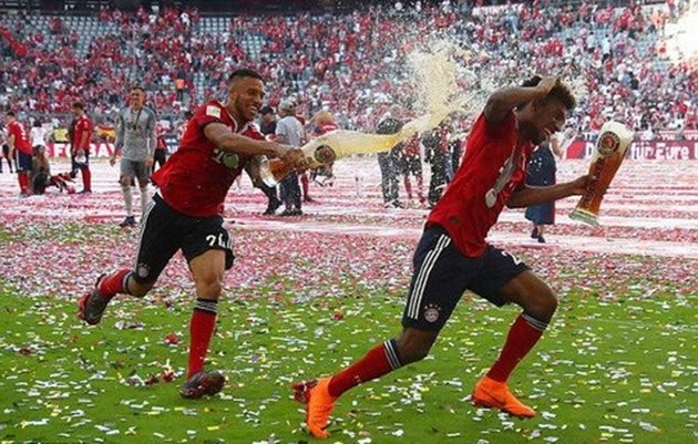 Thua thảm Stuttgart, Bayern Munich đăng quang với màn tắm bia - Bóng Đá