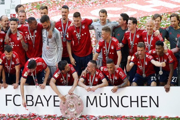 Thua thảm Stuttgart, Bayern Munich đăng quang với màn tắm bia - Bóng Đá