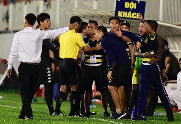 Ảnh bài viết Thành viên CLB Hà Nội chửi, ném đồ CĐV Gia Lai nhưng xin lỗi... fan nhà