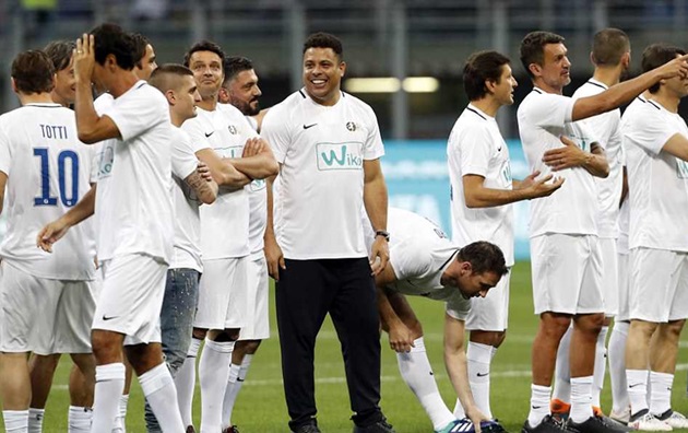 Ronaldo (Brazil) cùng dàn huyền thoại dự trận tri ân Pirlo - Bóng Đá