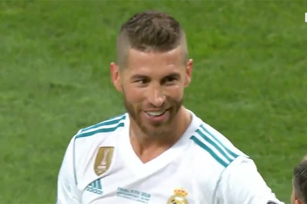 Lộ hình ảnh Ramos cười hớn hở khi Salah khóc rời sân - Bóng Đá