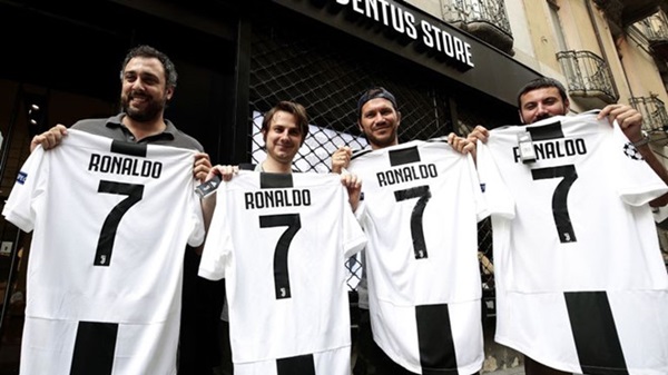 CĐV nghẹn ngào khi Real gỡ tên, bóc hình Ronaldo trong phòng thay đồ - Bóng Đá