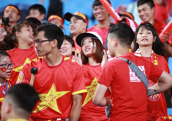 Hot girl “ngủ gật” đốt cháy mọi ánh nhìn, cổ vũ U23 Việt Nam - Bóng Đá