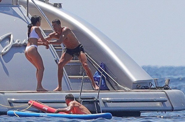 Ronaldo ném bạn gái xuống biển không thương tiếc - Bóng Đá