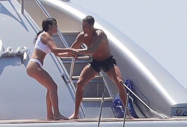 Ronaldo ném bạn gái xuống biển không thương tiếc - Bóng Đá